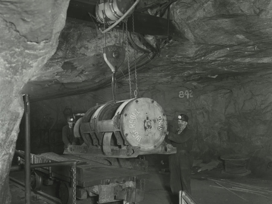 Looking down the Fisher Hill mine shaft inside Republic Steel mines in ...